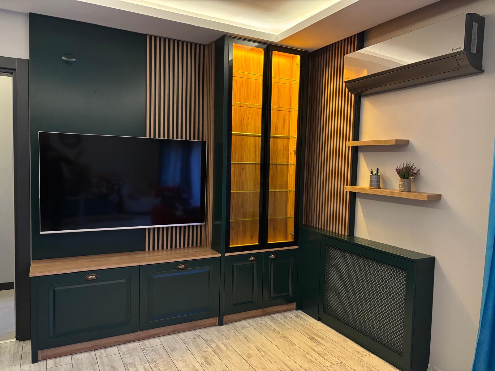 Ahşap salon ünitesi ve modern TV duvarı